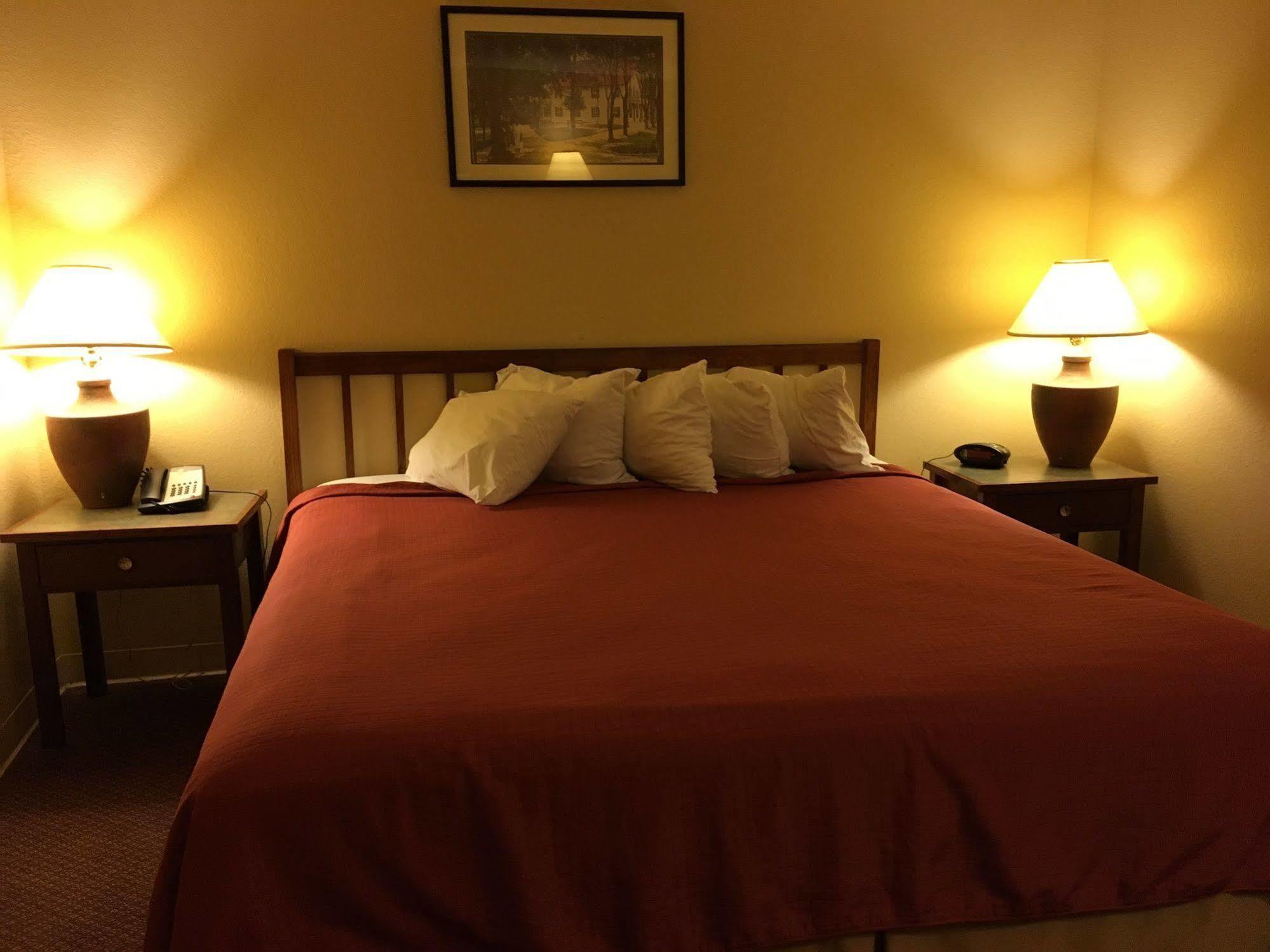 Norwood Inn And Suites Chaska Dış mekan fotoğraf